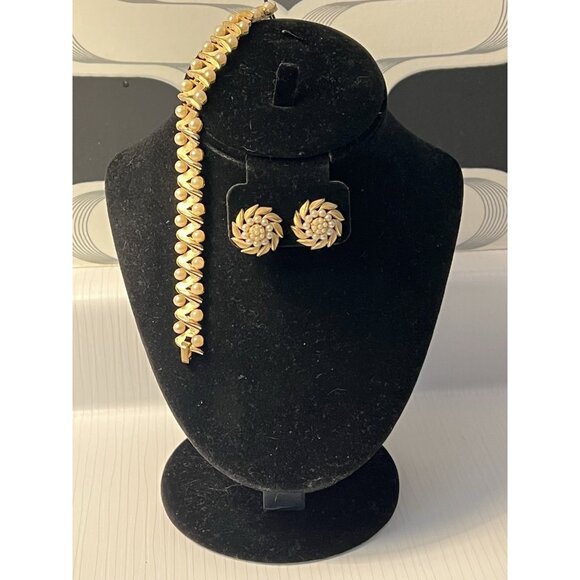 Vtg Crown Trifari Faux Pearl Gold Tone Bracelet & Clip Pinwheel Earrings 2pc Set - Picture 1 of 16